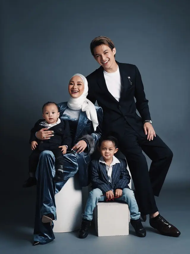 Dinda Hauw dan keluarga (Instagram/dindahw)