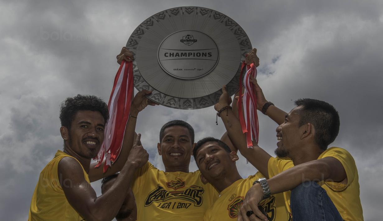 Pemain Bhayangkara FC merayakan gelar juara Liga 1 dengan konvoi dari Lapangan Bhayangkara menuju PTIK, Jakarta, Selasa (12/12/2017). Polri memberikan penghargaan kepada pemain dan official Bhayangkara FC. (Bola.com/Vitalis Yogi Trisna)