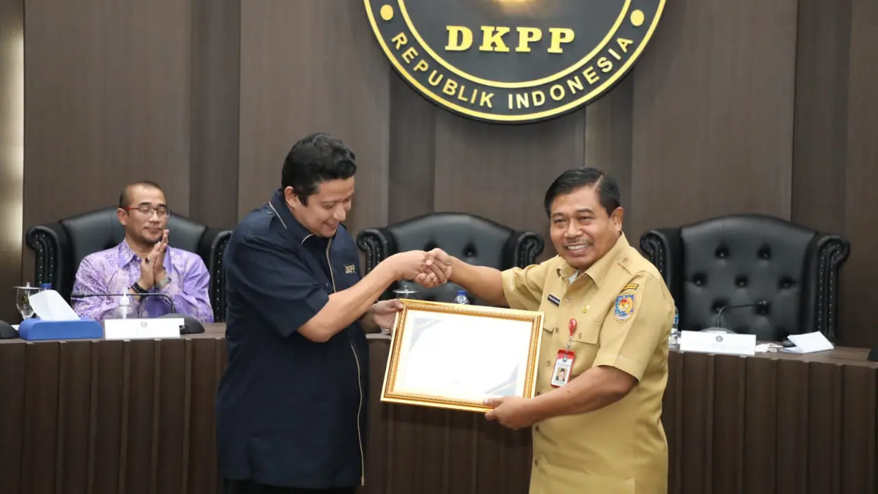 Dewan Kehormatan Penyelenggara Pemilu (DKPP) RI memberikan Sekretaris Jenderal (Sekjen) Kementerian Dalam Negeri (Kemendagri) Suhajar Diantoro penghargaan atas Dukungan dan Koordinasi Lembaga yang Sangat Baik