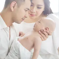 Usia buah hati Raffi Ahmad dan Nagita Slavina, Rafathar Malik Ahmad sudah memasuki dua bulan. Pasangan serasi ini pun tak henti mencurahkan kasih sayang mereka. (via instagram/@raffinagita1717)