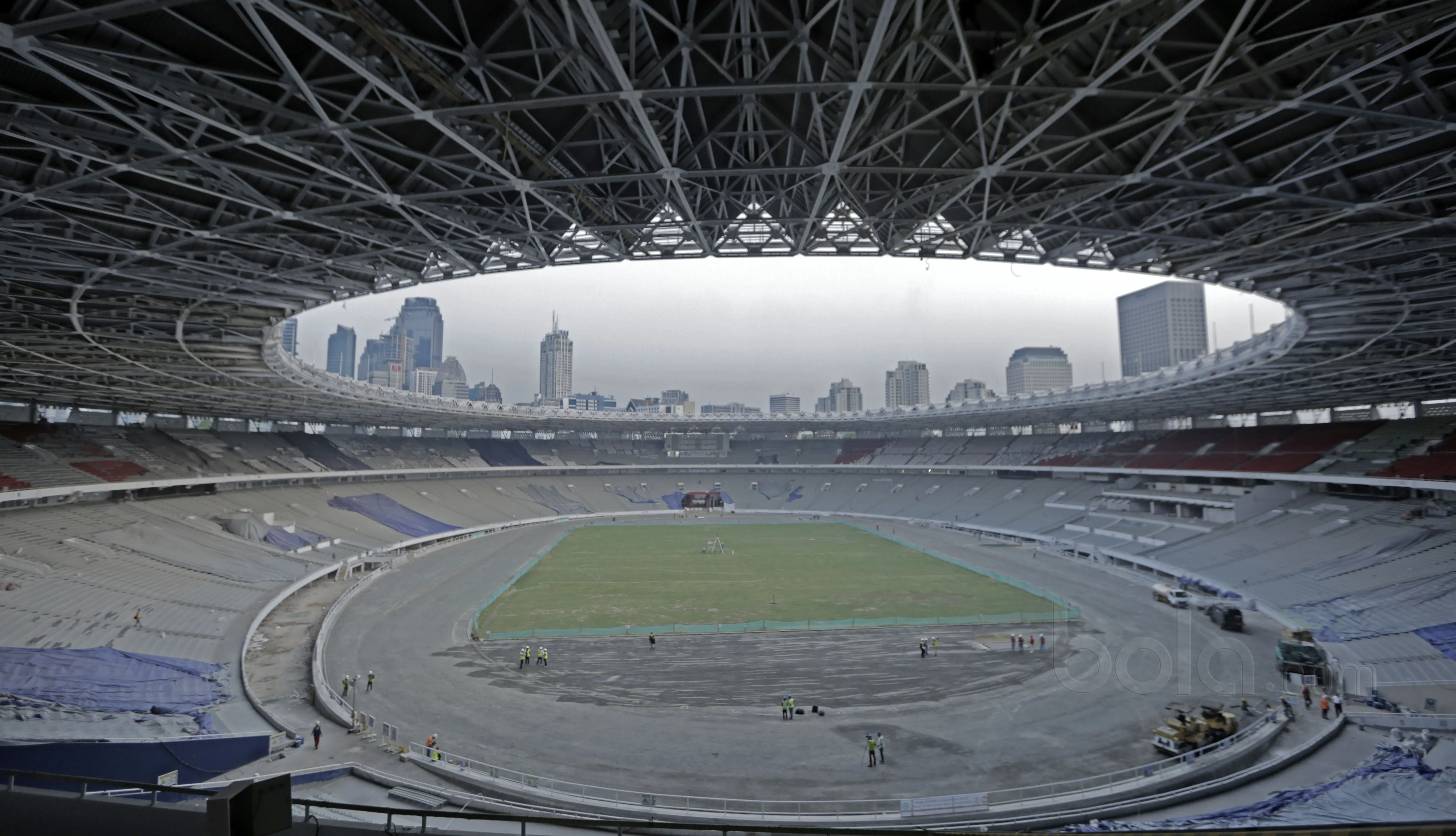 Stadion Gelora Bung Karno yang tengah direnovasi untuk keperluan Asian Games 2018. (Bola.com/Nicklas Hanoatubun)