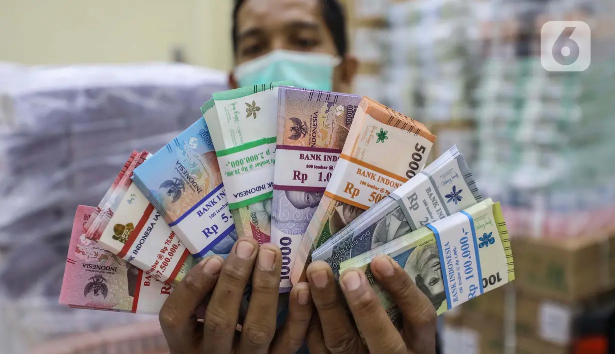 Petugas menata uang tunai di Bank Negara Indonesia (BNI) Cash Center, Jakarta, Kamis (14/3/2024). (Liputan6.com/Angga Yuniar)