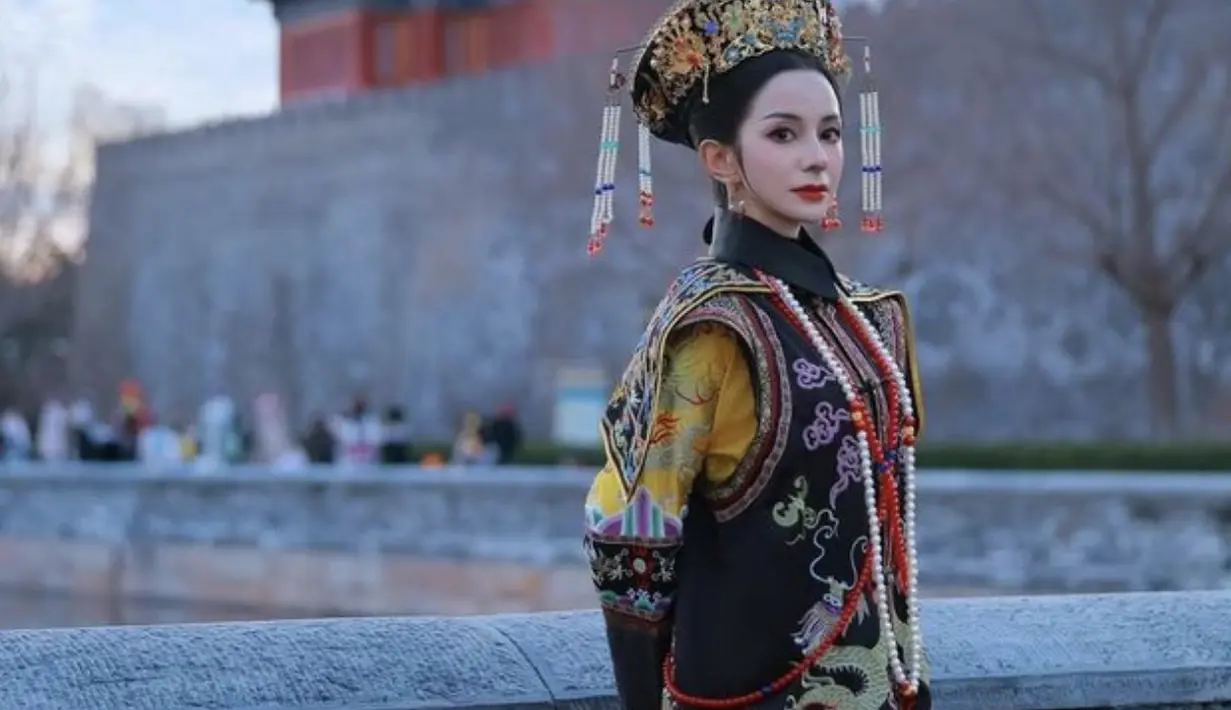 Dengan latar  benteng kerajaan, look-nya begitu sempurna. [Foto: Instagram/ Kirana Larasati]