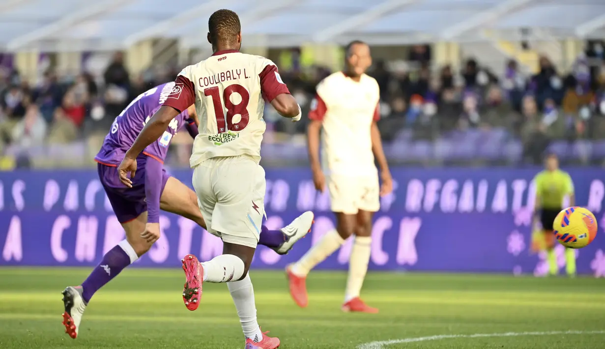 Pesta gol Fiorentina dibuka Giacomo Bonaventura pada menit ke-31. Eksekusi bola matinya dari luar kotak penalti tidak dapat dibendung kiper Salernitana, Vid Belec dan membuat Fiorentina unggul 1-0. (LaPresse via AP/Massimo Paolone)