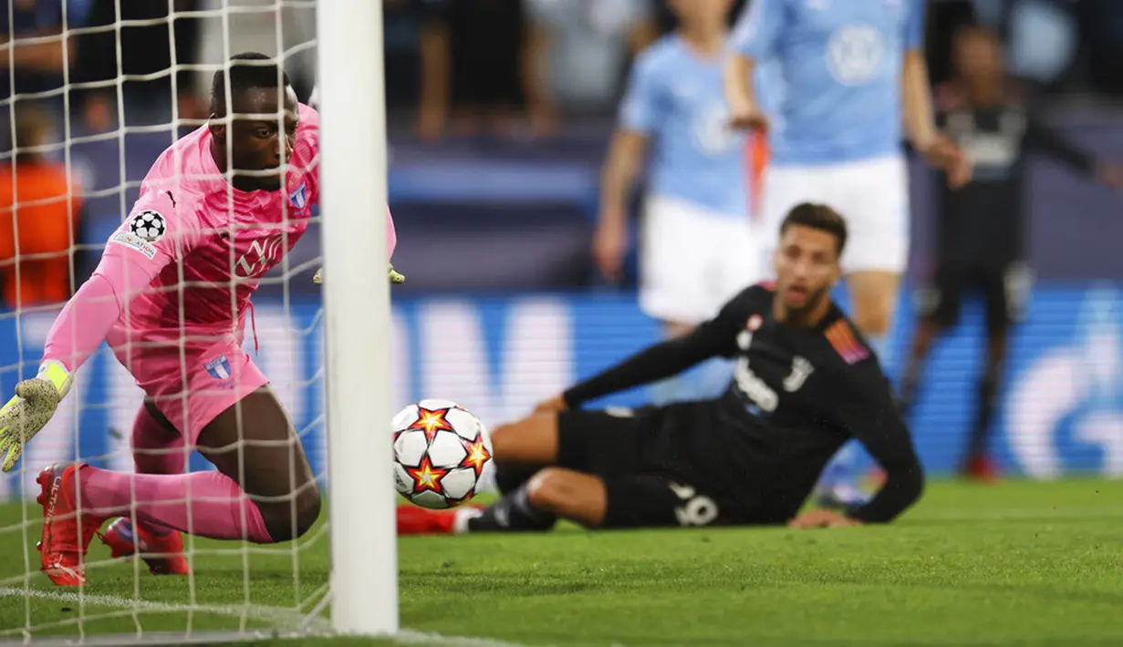 Penjaga gawang Malmo Ismael Diawara gagal menghentikan gol pertama Juventus pada pertandingan Grup H Liga Champions di Malmo New Stadium, Malmo, Swedia, Selasa (14/9/2021). Juventus menang 3-0. (Andreas Hillergren/TT News Agency via AP)