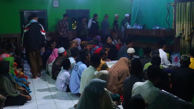 Peziarah Makam Keramat Talun Cirebon