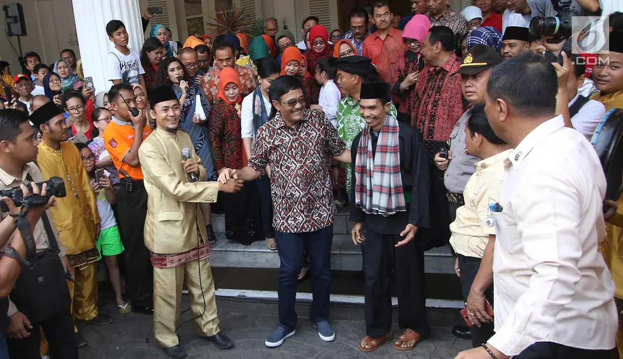 Suasana perpisahan Gubernur DKI Jakarta Djarot Saiful Hidayat di Balaikota DKI Jakarta, Minggu (15/10). Pelepasan Djarot berlangsung meriah dengan iring-iringan delman serta sambutan masyarakat. (Liputan6.com/Immanuel Antonius)