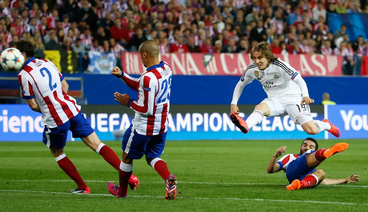 Gelandang Real Madrid, Luca Modric Berusaha  menendang bola ke arah kiper Atletico Madrid  di leg 8 besar Liga Champions di Vicente Calderon, Spanyol Rabu (15/4/2015). Atletico Madrid bermain imbang 0-0 dengan Real Madrid. (Reuters/Paul Hanna)