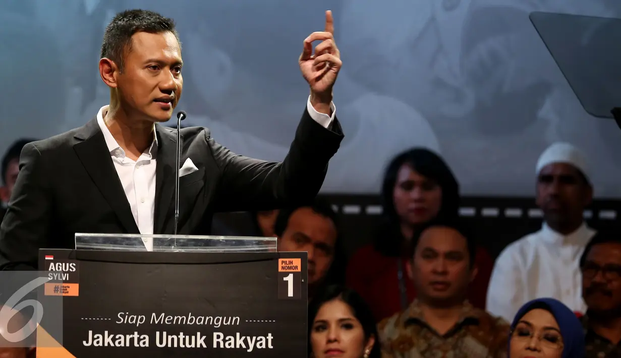 Cagub DKI Jakarta, Agus Harimurti Yudhoyono saat menyampaikan Pidato Politik di depan simpatisannya di Hotel Dharmawangsa, Jakarta Selatan, Sabtu (11/12). Dalam pidato politiknya Agus Yudhoyono menyampaikan visi - misinya. (Liputan6.com/Johan Tallo)