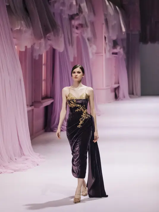 Rancangan gaunnya terdiri dari corset dress dengan rok-rok gathered, yang terdiri dari berlapis-lapis tulle, sehingga padat, tapi ringan, serta dimensional karena bordir floranya tampak di lapisan-lapisan yang berbeda. Foto: Document/Hian Tjen.