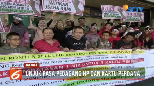 Para pedagang ponsel dan kartu perdana di pusat penjualan ponsel di Kawasan Roxy, Jakarta Barat, mengawali hari dengan berunjuk rasa.