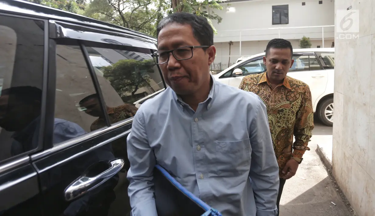 Plt Ketum PSSI Joko Driyono bersiap menjalani pemeriksaan di Ditkrimum Polda Metro Jaya, Rabu (27/2). Satgas Anti-Mafia Bola Polri kembali memeriksa Jokdri sebagai tersangka perusakan barang bukti kasus pengaturan skor. (Liputan6.com/Johan Tallo)