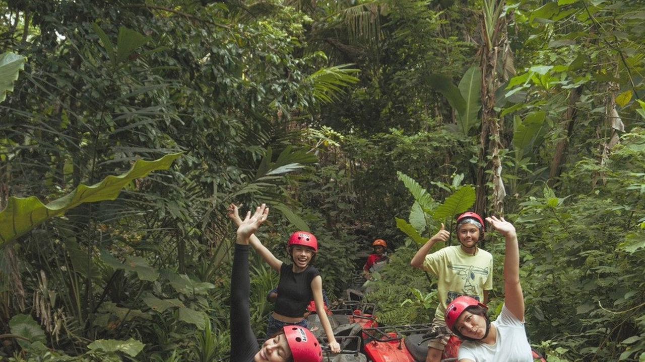 Naik ATV Bersama Ketiga Anaknya