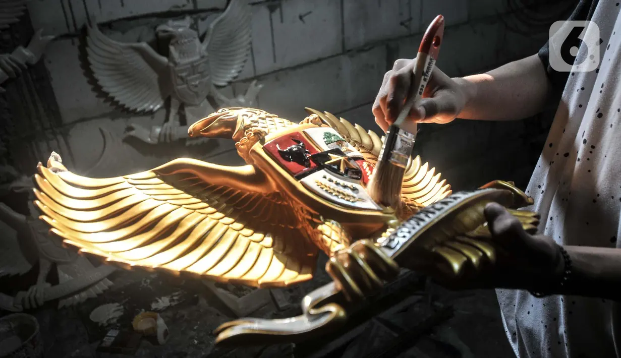 Perajin menyelesaikan pembuatan patung Garuda Pancasila di industri rumahan kawasan Bali Raya, Kalimalang, Jakarta Timur, Selasa (1/7/2021). Usaha ini kembali bangkit di masa pandemi Covid-19 seiring datangnya pesanan dari sejumlah wilayah di Indonesia. (merdeka.com/Iqbal S. Nugroho)