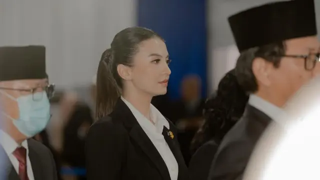 Raline Shah Tampil Formal dan Berkelas dalam Pelantikan Komdigi, Pakai Asesoris Bros Emas (credit: instagram.com/ralineshah)