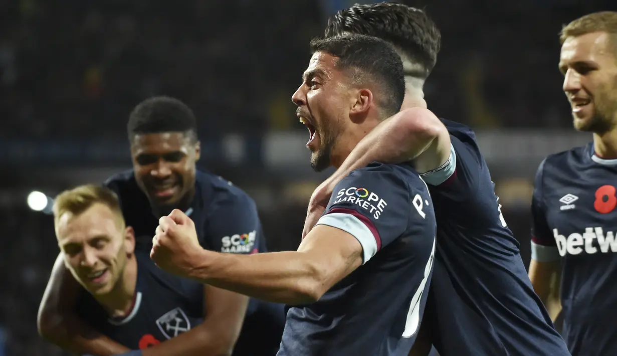 Gelandang West Ham United, Pablo Fornals (tengah) merayakan gol yang dicetaknya ke gawang Aston Villa pada pekan sepuluh Liga Inggris di Villa Park, Minggu (31/10/2021). West Ham United mengandaskan tuan rumah Aston Villa dengan skor 4-1. (AP Photo/Rui Vieira)