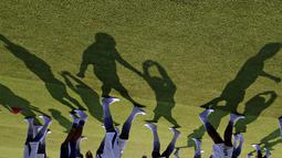 Bayangan dari pemain Persib saat melakukan latihan ringan jelang laga melawan Martapura F.C di Alun-alun Kota Bandung, Jawa Barat, Kamis (10/9/2015). (Bola.com/Vitalis Yogi Trisna)