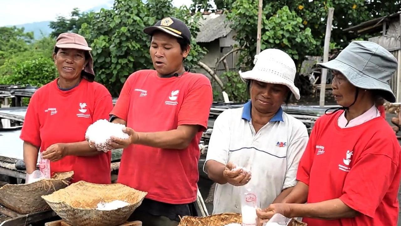 Kelompok Petani Garam Sarining Segara di Desa Kusamba, Kecamatan Dawan, Kabupaten Klungkung, Provinsi Bali. (Dok Kementerian Sosial RI)