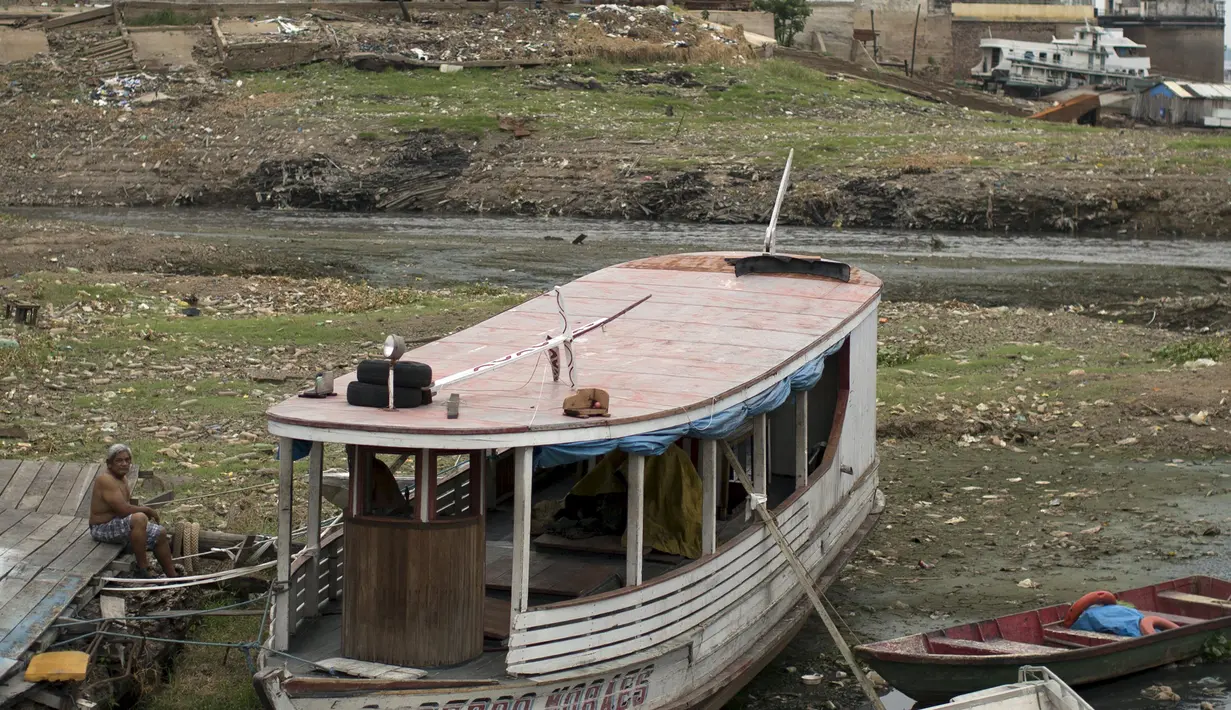 Sejumlah perahu dan kapal yang terdampar di anak sungai Amazon kota Manaus, Brasil, Senin (19/10/2015).  Sungai Amazon mengalami kekeringn terparah dan penurunan jumlah air paling rendah. (REUTERS/Bruno Kelly)