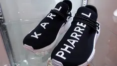 Sepasang sepatu Adidas Karl Lagerfeld 2017 dipajang di rumah lelang Sotheby, New York pada 12 Juli 2019. Rumah lelang tersebut mengadakan lelang sneaker langka untuk pertama kalinya dimana proses tawar menawar berlangsung  hingga 23 Juli mendatang. (AP Photo/Ted Shaffrey)