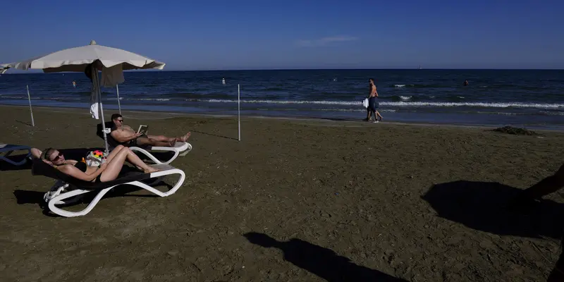 Menikmati Cuaca Hangat di Pantai Makenzi Siprus
