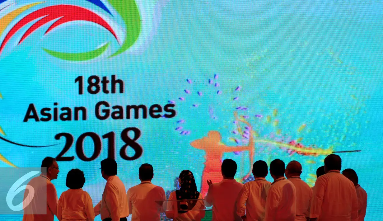 Menpora, Imam Nahrawi bersama pihak terkait menatap logo Asian Games ke-18 yang diluncurkan pada perayaan Hari Olahraga Nasional ke-32 di Istora Senayan Jakarta, Rabu (9/9/2015). (Liputan6.com/Helmi Fithriansyah) 