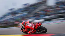 Pria Spanyol itu menjadi yang tercepat pada sesi Kualifikasi 2 yang digelar di Sirkuit Sachsenring, Sabtu (12/7/2025) sore WIB. Tampak dalam foto, pembalap MotoGP asal Spanyol dari Ducati Lenovo Team, Marc Marquez saat sesi latihan Grand Prix motor MotoGP Jerman di di Sirkuit Sachsenring, Hohenstein-Ernstthal, Chemnitz, Jerman, 12 Juli 2025. (Ronny Hartmann/AFP)