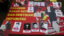 Mereka berdiam diri selama satu jam di depan Istana Negara, Jakarta untuk menuntut pemerintah segera menuntaskan sejumlah kasus pelanggaran hak asasi manusia (HAM) berat. (Liputan6.com/Herman Zakharia)