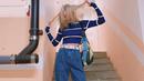 Crop top shirt motif stripe yang dipadukan dengan boyfriend jeans dan dilengkapi belt serta train shoes bikin tampilan makin kece seperti pelantun “Gashina”, Sunmi satu ini. (Instagram/miyayeah).