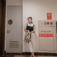 Tampilan serba-putih versatile untuk gaya klasik sampai sophisticated. Two way dress putih dengan detail hitam yang dikenakan Michimomo bisa terlihat seperti hanbok modern loh (Instagram @michimomo)