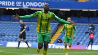 Pemain WBA Mbaye Diagne menjebol gawang Chelsea (AFP)