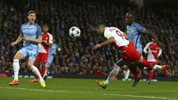 Striker Monaco, Radamel Falcao, berusaha membobol gawang Manchester City. Bermain di kandang, City lebih menguasai jalannya laga berdasarkan statistik penguasaan bola yang mencapai 62 persen. (AP/Dave Thompson)