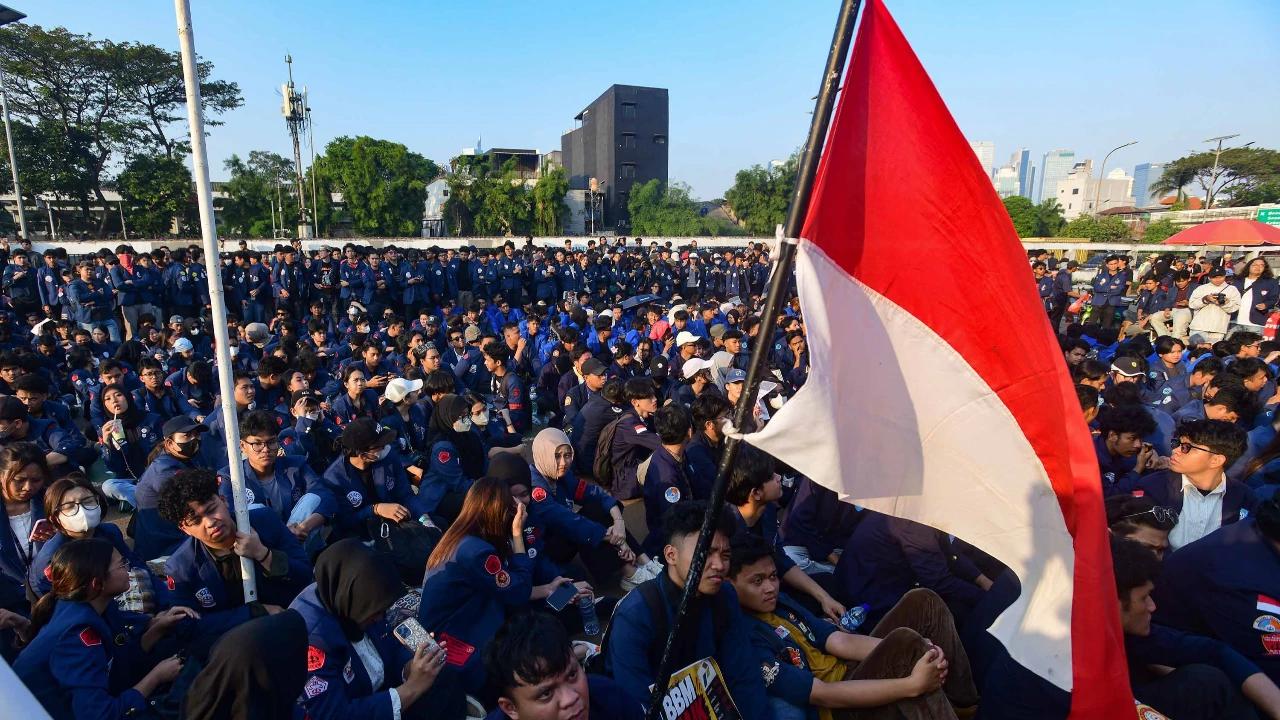 FOTO: Ratusan Mahasiswa Gelar Aksi di DPR Soroti Kebijakan Pemerintah