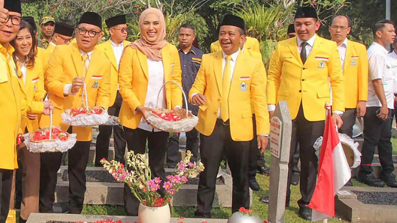 FOTO: Bahlil Lahadalia Pimpin Ziarah TMP Kalibata di HUT ke-61 Partai Golkar