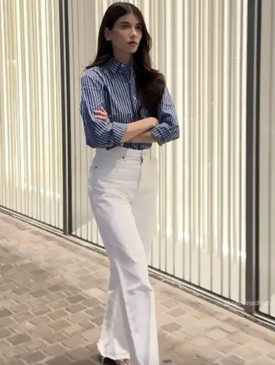 Bergaya kasual, ia tampak begitu polished dengan kemeja biru dan celana putih yang begitu memukau.  [Foto: Instagram/ Sabrina Chairunnisa]