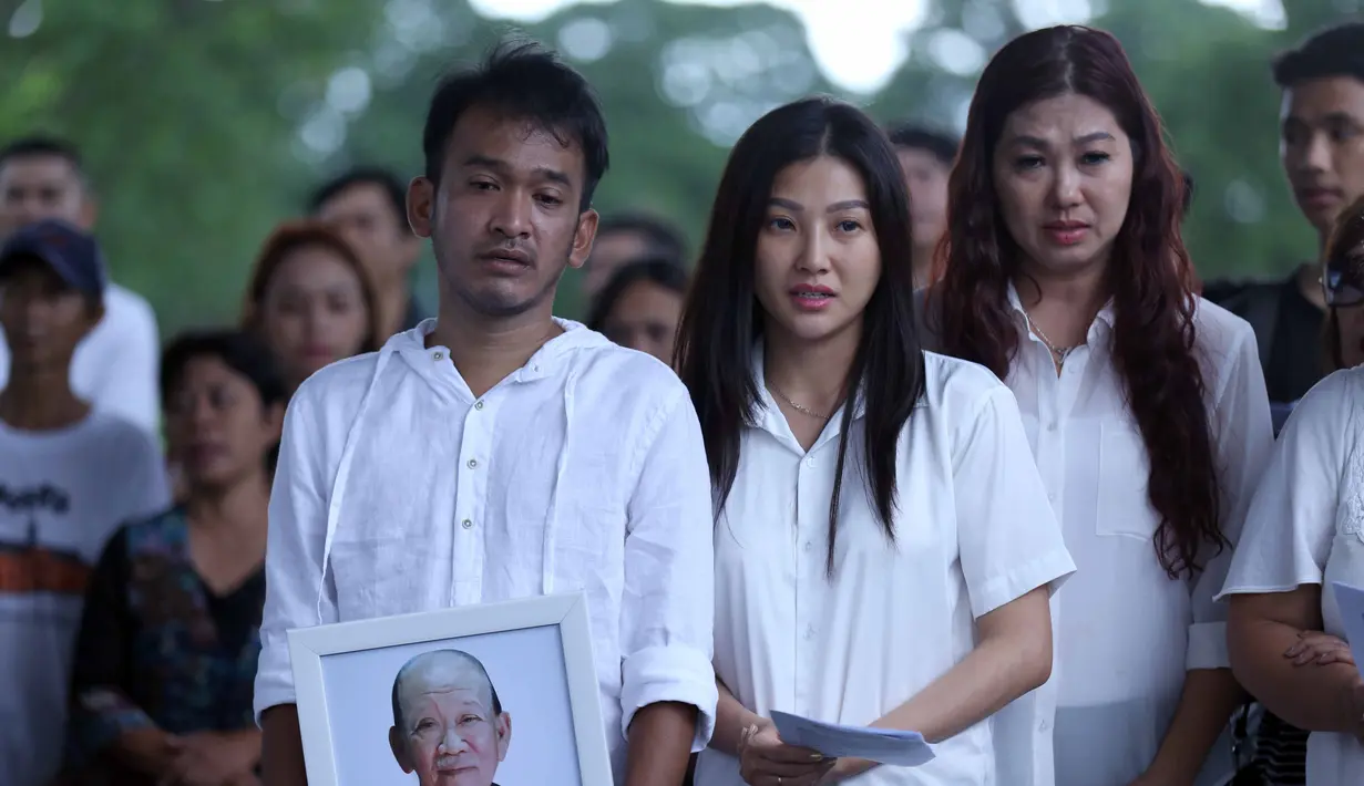 "Saya cuma disuruh jadi ayah untuk adik-adik saya, harus bisa jaga amanah," kata Ruben Onsu di TPU Pondok Ranggon, kawasan Cipayung, Jakarta Timur, Rabu (1/2). (Nurwahyunan/Bintang.com)