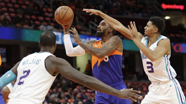 Pemain Cavaliers JR Smith saat melawan Charlotte Hornets di lanjutan NBA