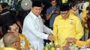 Prabowo juga menyempatkan menyapa para sesepuh Partai Golkar. (Liputan6.com/Angga Yuniar)