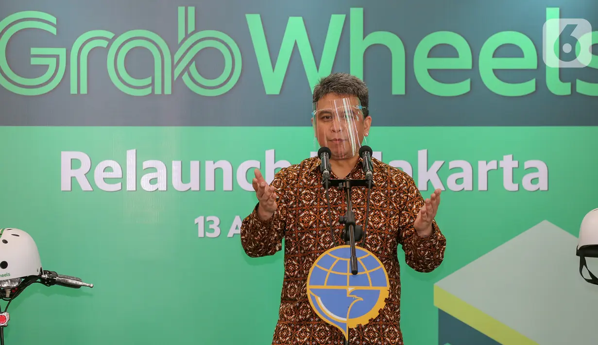 President Grab Indonesia, Ridzki Kramadibrata memberikan sambutan pada acara peresmian kembali operasi GrabWheels di Kementerian Perhubungan, Jakarta, Kamis (13/8/2020). GrabWheels sebagai transportasi listrik yang ramah lingkungan didukung Kemenhub dan Polda Metro Jaya. (Liputan6.com/Fery Pradolo)