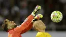 Kiper Celta Vigo, Sergio Alvarez (kiri), berebut bola dengan pemain Barcelona, Jeremy Mathieu, dalam lanjutan La Liga Spanyol di Stadion Balaidos, Vigo, Spanyol, Kamis (24/9/2015) dini hari WIB. (Reuters/Miguel Vidal)