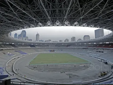 Pemandangan gedung pencakar langit dari dalam Stadion Utama Gelora Bung Karno yang sedang dalam tahap renovasi untuk persiapan Asian Games 2018, Selasa (23/5/2017). (Bola.com/Nicklas Hanoatubun)