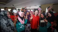 Cagub Kalimantan Barat Karolin Margret Natasa bersama warga saat berkampanye bersama warga. (Istimewa)