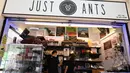 Orang-orang melihat tampilan formicarium yang menampung semut di dalam toko hewan peliharaan "Just Ants" di Singapura pada 23 September 2020. Pengusaha bernama John Ye membuka toko pertama di Singapura yang mengkhususkan diri menjual peternakan semut sebagai hewan peliharaan. (Roslan RAHMAN/AFP)