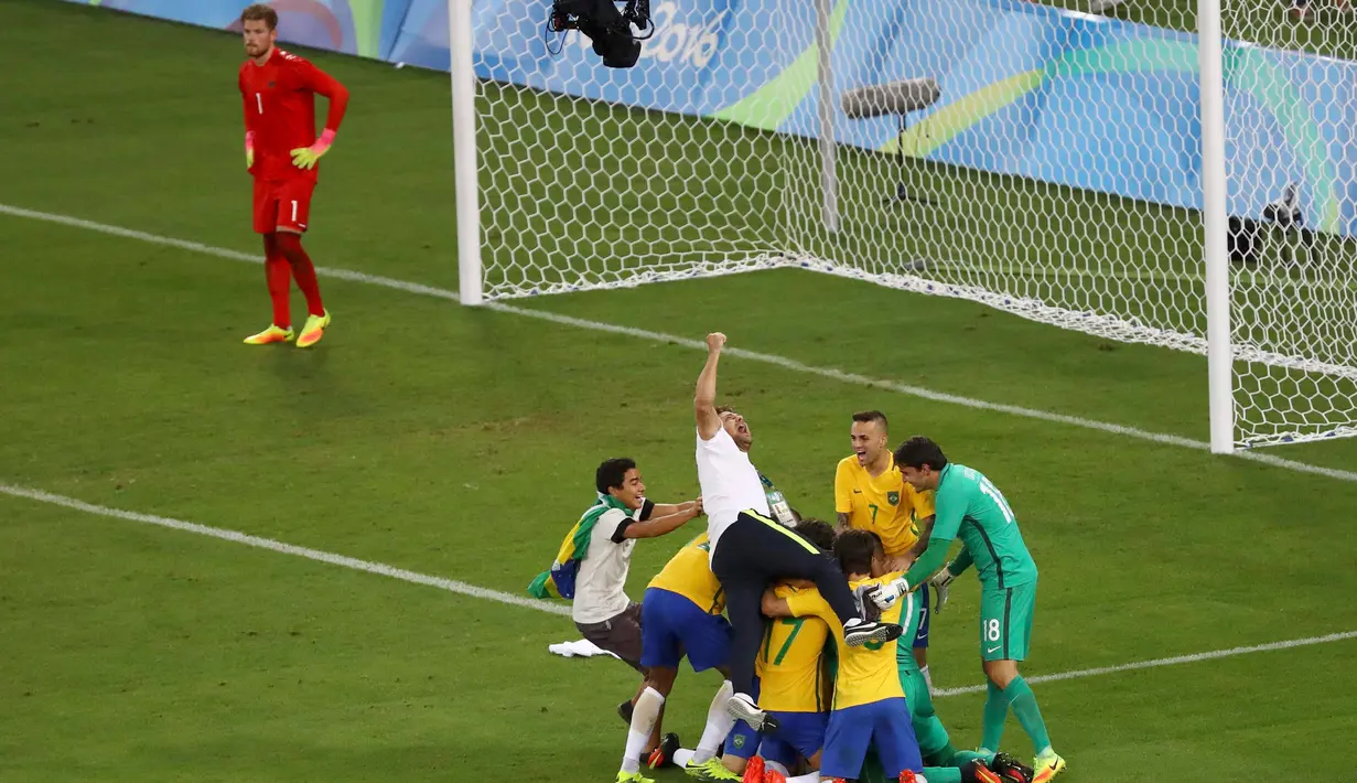 Pemain Timnas Brasil Neymar (10) merayakan kemenangan dengan rekan satu tim setelah memenangkan adu penalti dalam partai final sepak bola di Olimpiade Rio 2016 di Brasil. (20/08). (REUTERS / Leonhard Foeger) 