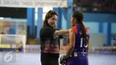 Wasit Ornpimol Kittiteerasopon (kiri) memperingati pemain Papua Desi laga final hoki putri PON XIX Jabar antara DKI Jakarta melawan Papua di Gymnasium UPI, Bandung, Senin (19/9). DKI Jakarta unggul 4-2 atas Papua. (Liputan6.com/Helmi Fithriansyah)