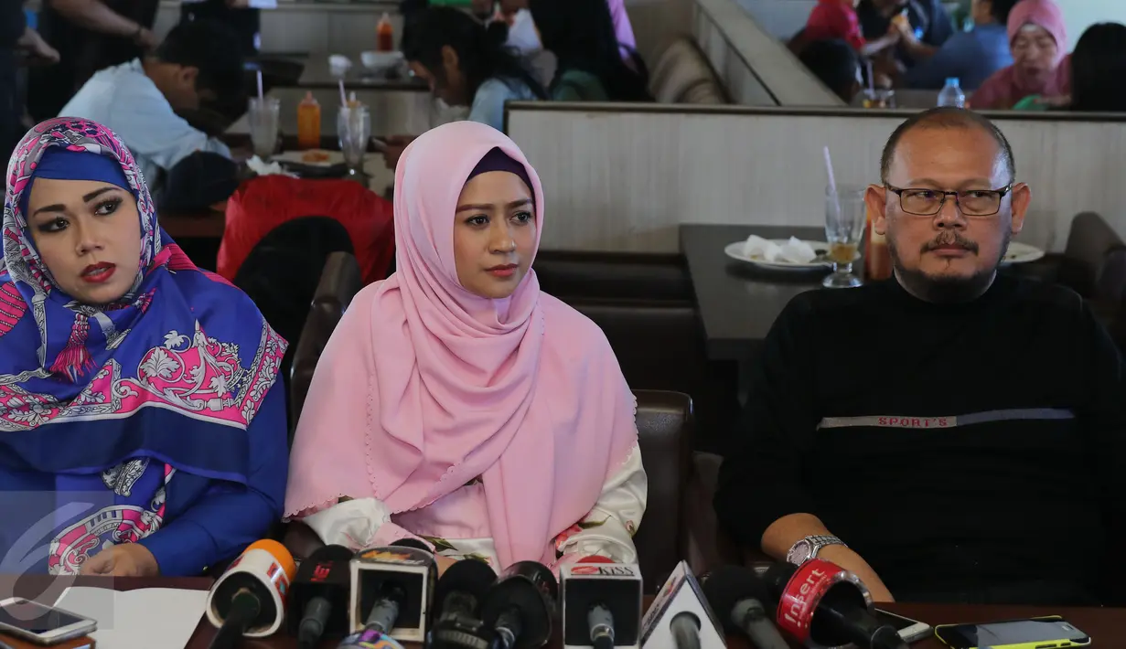 Shinta Tanjung (tengah) memberikan keterangan pers terkait permasalahan rumah tangganya bersama Ustad Zacky Mirza di Tangerang,(15/7/2016). Rumah tangga ustaz Zacky Mirza dan Shinta Tanjung sedang dalam proses perceraian. (Liputan6.com/Herman Zakharia)