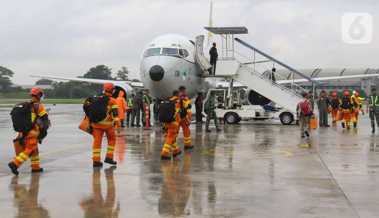 Petugas gabungan SAR memasuk ke dalam pesawat seusai mengikuti perlepasan misi kemanusian ke Turki di Lanud Halim Perdanakusuma, Jakarta, Sabtu (11/2/2023). Pemerintah Indonesia mengirimkan bantuan logistik sebanyak lima ton dan personel gabungan SAR sebanyak 65 personel untuk membantu proses operasi SAR korban gempa di Turki. (Liputan6.com/Herman Zakharia)
