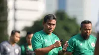 Bima Sakti mulai memimpin sesi letihan Timnas Indonesia U-17 di Lapangan ABC Gelora Bung Karno, Jakarta, Kamis (13/7/202). (Dok. PSSI)