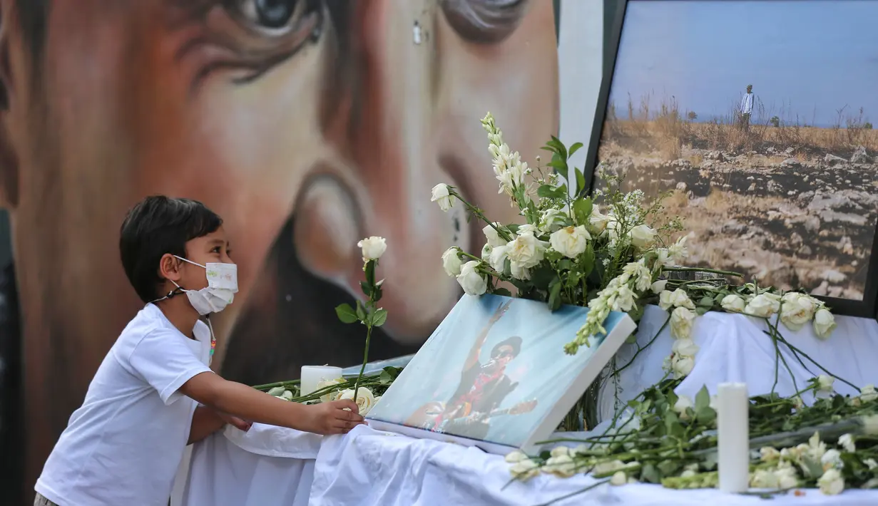 Tabur bunga mengenang 1th kepergian alm. Glenn Fredly oleh para keluarga dan kerabat di M Bloc. adrian.putra /fimela.