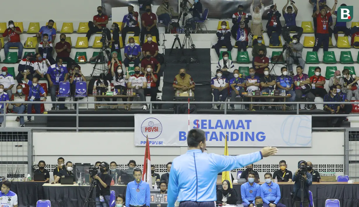Presiden RI ke-6 Susilo Bambang Yudhoyono (SBY) tampak asyik saat menyaksikan pertandingan voli antara Bogor LavAni vs Jakarta Pertamina Pertamax pada laga PLN Mobile Proliga 2022 di Padepokan Voli Jenderal Polisi Kunarto, Sentul, Bogor, Minggu (16/1/2022). (Bola.com/M Iqbal Ichsan)